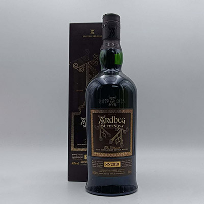 Une bouteille de Whisky Ardbeg Supernova 2010 70cl, île d’Islay, Écosse.