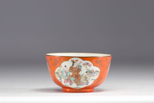 Chine - Bol en porcelaine orange à décor de personnages et de chauve-souris, XIXe siècle.