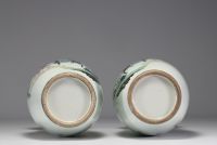 Chine - Paire de vases en porcelaine polychrome à décor de sages et poèmes, début XXème.