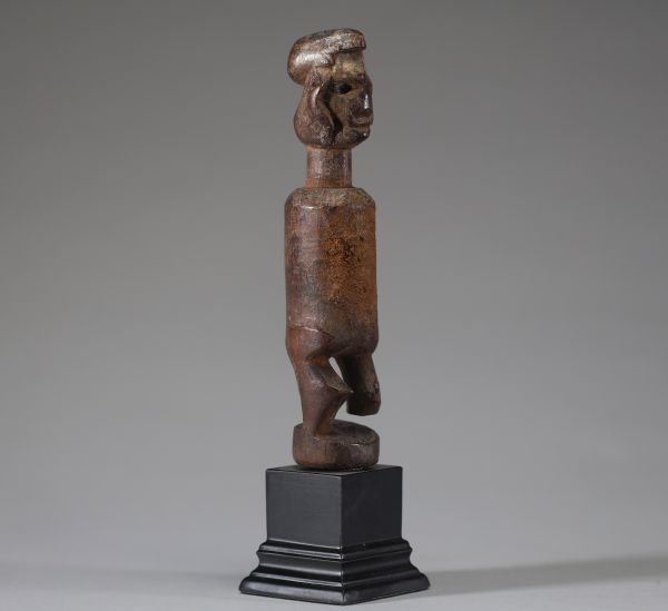 Afrique RDC - Amulette, charme Yaka en bois sculpté, Congo RDC, début XXème, sur socle.