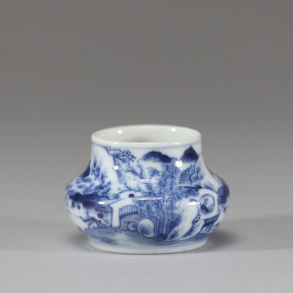 Chine, Dynastie Qing – Encrier en porcelaine bleu blanc à décor de paysage, marque Qianlong sous la base