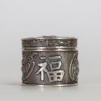 Chine – Rare boîte en argent massif finement ciselée à décor de phénix affrontés et caractères « 福 » (bonheur) et « 禄 » (prospérité), vers 1900