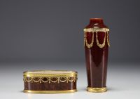 Sèvres - Ensemble de quatre vases et d'une coupe en porcelaine et monture en bronze doré, marque au bleu.