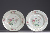 Set of eight plates in pink family polychrome porcelain, 18th century.