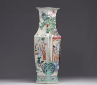 Imposant vase en porcelaine de la famille rose à décor de scènes de vie, XIXe siècle.