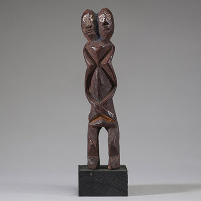 Afrique - Statuette janiforme Chamba en bois sculpté, trace d'indigo, Nigéria.
