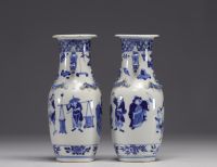 Chine - Paire de vases en porcelaine bleu blanc à décor de personnages, marque de Kangxi,  XIXe siècle.
