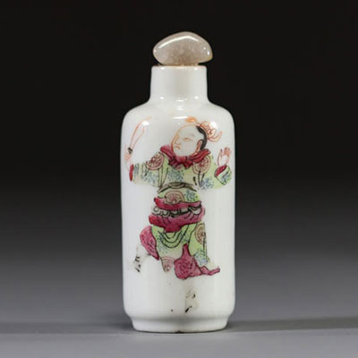 Chine - Tabatière en porcelaine polychrome famille rose 