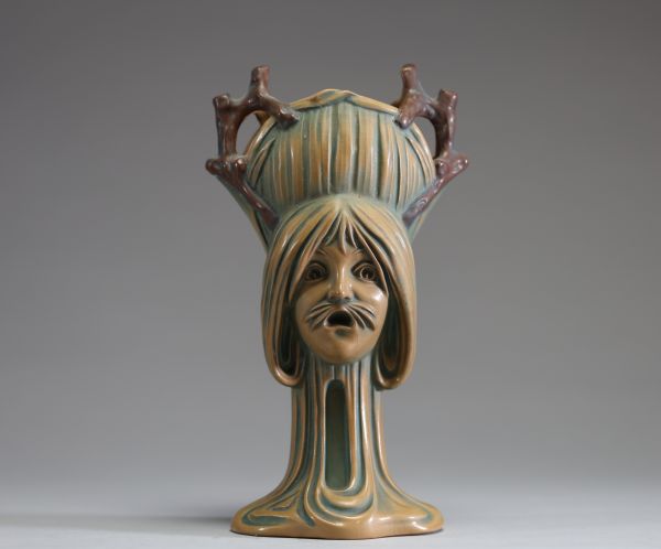 Bernhardt BLOCH (1836-1909) Vase Art Nouveau à décor d'arabesques et de visages de femmes, marque BB, vers 1900.