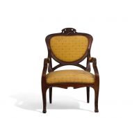Fauteuil d'époque Art Nouveau en bois sculpté, avec dossier sculpté d'une tête de femme.