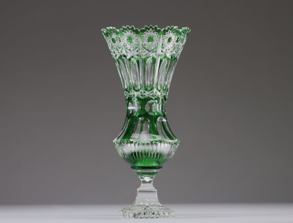 Val Saint Lambert - Vase en cristal taillé doublé vert émeraude.