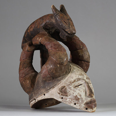 Masque Igbo « Agbogho mmuo », sud est Nigéria. Ce type de masque, porté exclusivement par des hommes initiés, incarne l'idéal de beauté, de pureté et de grâce féminines dans la société igbo. Il est utilisé lors des festivals et danses rituelles en l'honneur des ancêtres ou pour transmettre des valeurs morales à la communauté. Le masque présente un visage serein recouvert de kaolin blanc, couleur a