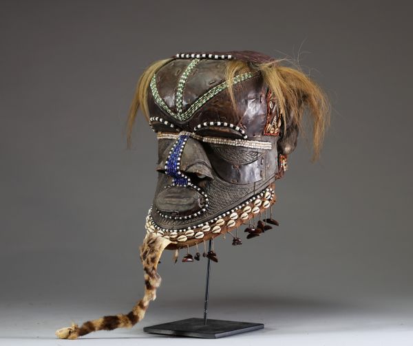 Afrique RDC - Masque Heaume Kuba Bushoong « Bwoom » en bois, cauris, poils et peau, Congo RDC.