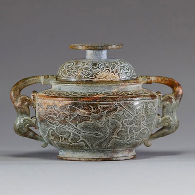 Chine - Brûle parfum couvert en jade vert brun patiné, anses en forme de Dragons ou de Chimères, époque Ming ou antérieure.