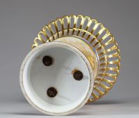 Milieu de table en porcelaine blanche, bleue et or, corbeille ajourée supportée par trois amours, Empire.