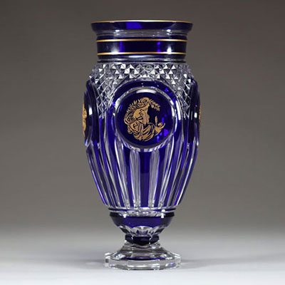 Val Saint Lambert - Vase en cristal doublé blanc et bleu à décor de figurante de la Danse de Flore, édition limitée 38/100, numéroté et signé.