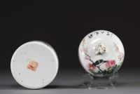 Chine - Boîte couverte en porcelaine polychrome à décor d'oiseau sur une branche, signature de l'artiste.