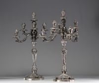 Imposante paire de candélabres Louis XVI à sept points lumineux en argent massif, poinçons au lion et poinçon 800.