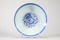 Bol en porcelaine bleu et blanc à décor de dragons poursuivant la perle sacrée, Chine, marque Kangxi
