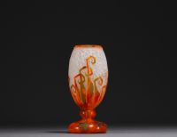 CHARDER - Vase en verre multicouche dégagé à l'acide à décor de fougères, signé dans le décor.