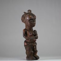 Superbe statuette représentant une maternité Bena Lulua ( bwanga bwa cibola), RD Congo, bois. Grande finesse dans le travail, nombreuses scarifications ornementales classique de l’ethnie. Ces figures étaient des 