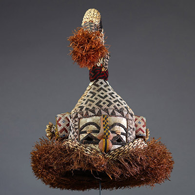 Afrique RDC - Masque éléphant «Mukyeem » Kuba, en bois, métal, perles, cauris et raphia, Congo RDC, 1ère moitié XXème.