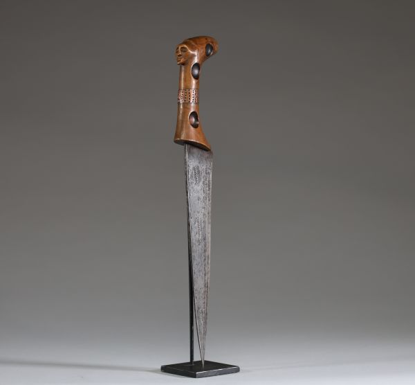 Afrique RDC - Couteau Luba à manche figuratif en bois sculpté, lame en fer battu et ciselé. 