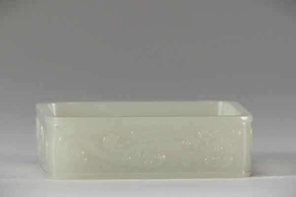 Élégant pot rectangulaire en jade blanc finement sculpté de dragons sinueux, Chine, dynastie Qing, XIXe siècle