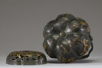 Chine, brûle-parfum en bronze à décor d’arbres et de chauve-souris ajourées, XIXe siècle
