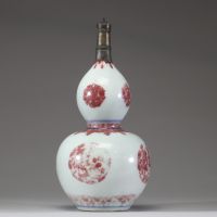 Chine – Vase double gourde en porcelaine à décor rouge de fer, marque Qianlong, monture en métal