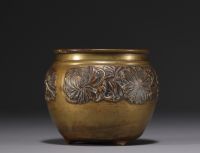 Japon - Bol à offrandes en bronze à décor de fleurs, période Meiji, fin XIXe siècle.