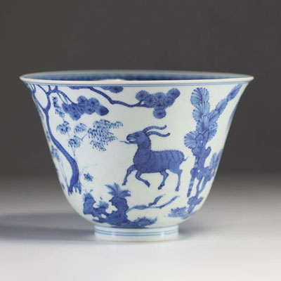 Chine - Vase en porcelaine blanc bleu à décor de daims, XXème, marque sous la pièce.