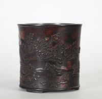 Rare pot à pinceaux en bois sculpté à décor de paysages, oiseaux et pivoines, Chine, XVIIIe siècle.