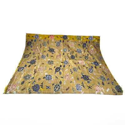 Chine - Panneau brocart rectangulaire en soie jaune à motif de pivoines multicolores tissées de fils polychromes, XIXème.
