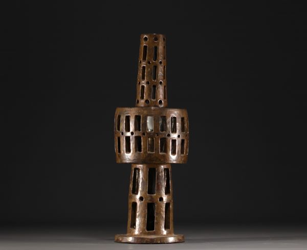 Lampe brutaliste en céramique vernissée et ajourée, vers 1960.