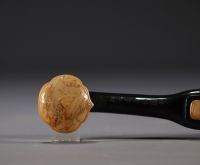 Chine - Sceptre Ruyi en pierre dure verte foncée et jade sculpté à décor de dignitaire, signé au dos.