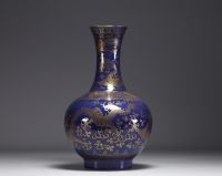 Chine - Vase en porcelaine bleu poudré et or à décor de dragons à cinq griffes.