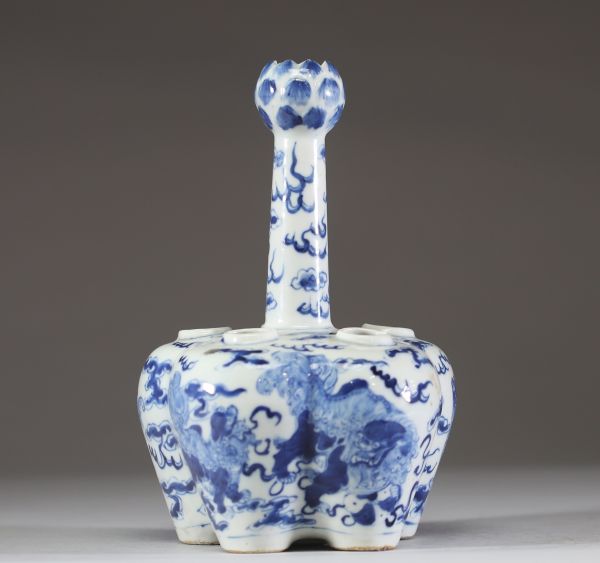 Chine – Vase en porcelaine à décor bleu et blanc de lions bouddhiques dans les nuages