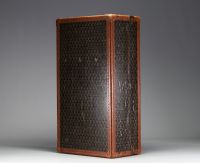 GOYARD Ainé Paris - Superbe malle cabine des années 1920 recouverte de la toile goyardine et protégée par des bordures lozine.