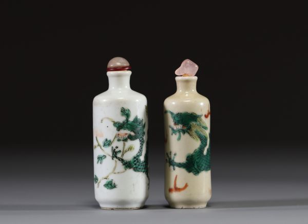 Chine - Ensemble de deux tabatières en porcelaine polychrome à décor de dragons, XIXème, marque sous les pièces.