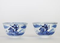 Paire de bols en porcelaine bleu et blanc à décor d’archers à cheval, Chine, dynastie Qing, marque  Chenghua