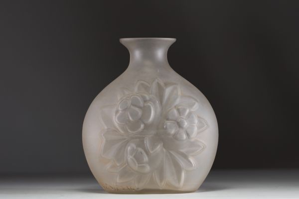 Charles CATTEAU (1880-1966) for Verrerie de Scailmont - Art Deco vase in pressed and satin-finished moulded glass, circa 1915-30, signed on the base.