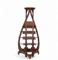 Paul Hankar (1859-1901) – Attribué à Rare porte-partition / sellette en acajou – Travail Art nouveau  Cette pièce unique, à mi-chemin entre le porte-partition et la sellette, est attribuée à Paul Hankar, figure majeure de l’Art nouveau belge. Réalisée en acajou massif, essence précieuse prisée pour sa chaleur et sa densité, elle illustre à la perfection le raffinement sculptural et la maîtrise str