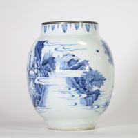 Chine, période Transition, XVIIe siècle Vase balustre en porcelaine bleu blanc à décor de dignitaires et immortels dans un paysage montagneux