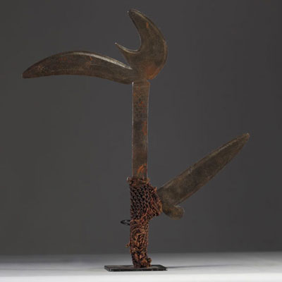 Afrique RDC - Couteau de jet Nzakara, lame en fer forgé ciselé, manche en fibres végétales tressées.