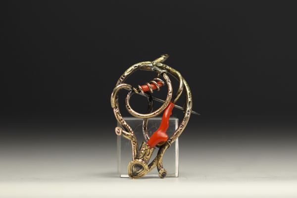 Broche en différents alliages d'or, d'argent et corail.