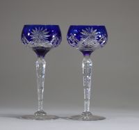 Val Saint Lambert - Série de douze verres en cristal taillé et doublé de différentes couleurs.