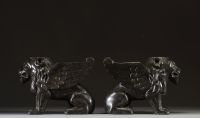 Paire de Lions de Venise en pierre sculptée, socles ou éléments de cheminée (?) 