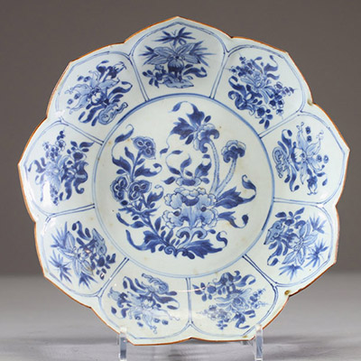Assiette en porcelaine bleu et blanc à motif floral stylisé, Chine, dynastie Qing, période Kangxi (1662–1722)  Assiette en porcelaine à décor bleu cobalt sur fond blanc, de forme polylobée r