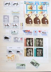 Ensemble de 30 albums et une série de timbres en vrac regroupant la Chine, l'Orient, la France ainsi que des timbres du monde.